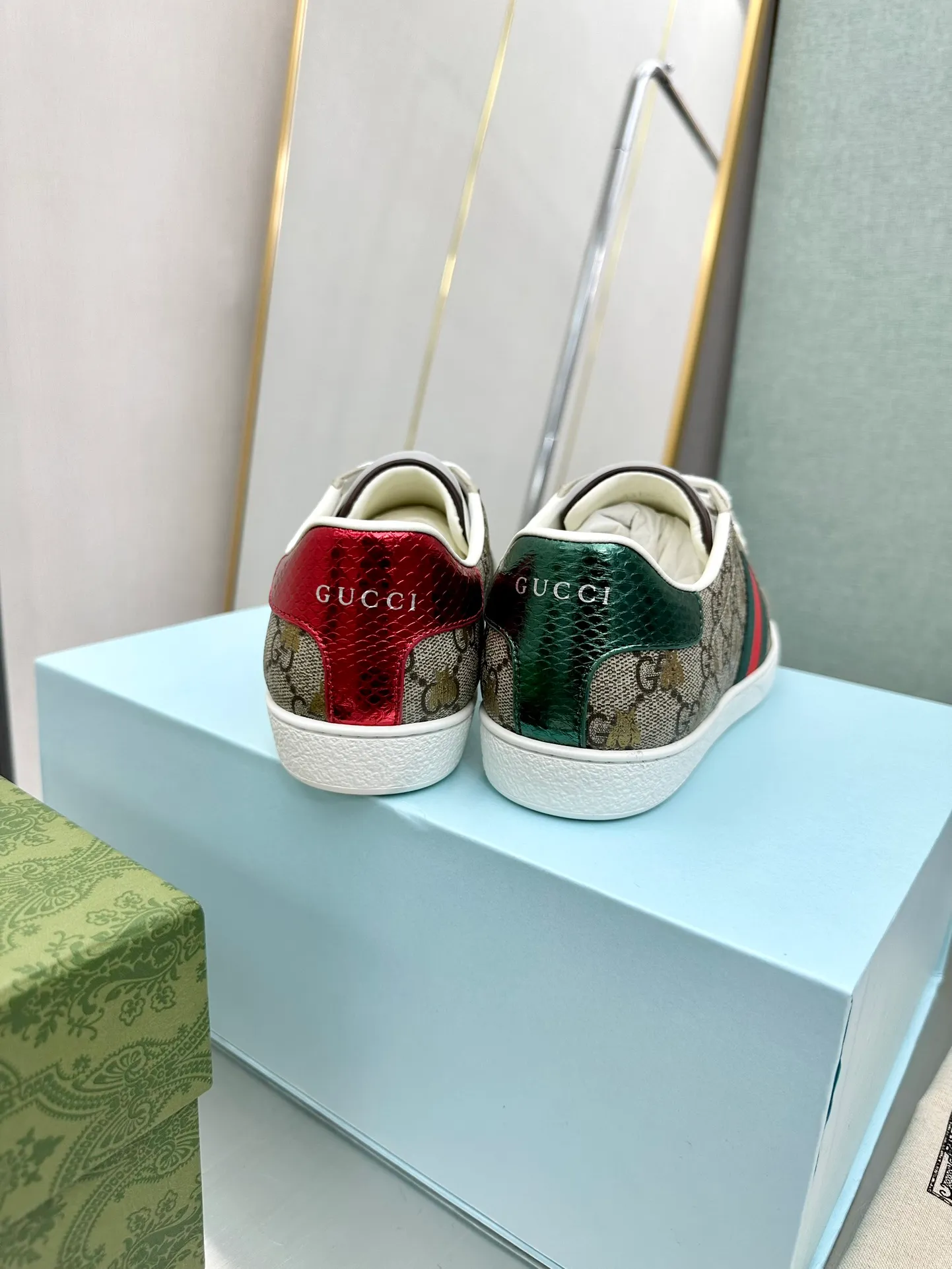 👟👟Ex-factory price 540👟👟 Men's size +10 Top version: Gucci G family classic Ace series Embroidery Little Bee White Shoes Couple Style Ribbon Love Casual Sports Shoes Sneakers Original Purchase Development Production This brand's classic low-top sports shoes interweave golden embroidered bees with red and green webbing. The bee is a classic element of the brand. It appeared in the Gucci ready-to-wear series in the 1970s. Exquisite packaging at the delivery counter🛍📦 ▪️Fabrics: Original custom imported first-layer cowhide ▪️Foots: Original custom cowhide lining ▪️Sole: Original open-molded rubber non-slip material ▪️Sole thickness: 2.5CM ▪️Size: Women's 34-41 (customized 34/41) ▪️Size: Men's 38-46 (38/46 customized)